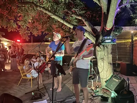 Band spielt abends unter dem beleuchteten Nussbaum