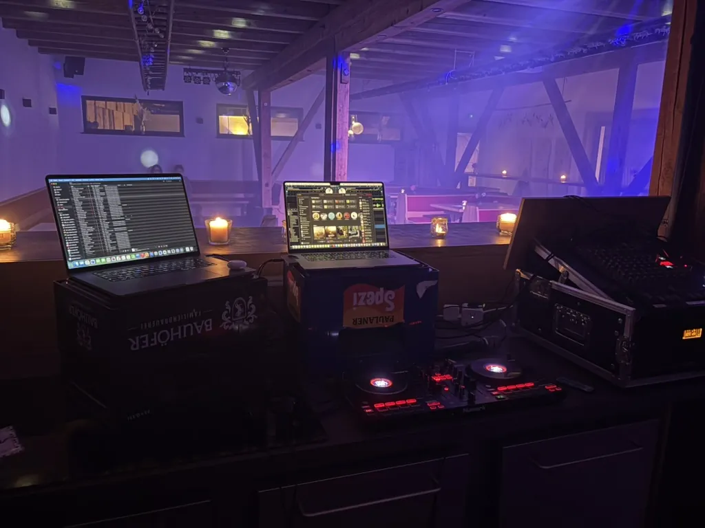DJ-Pult mit Lichtstimmung bei einer Party